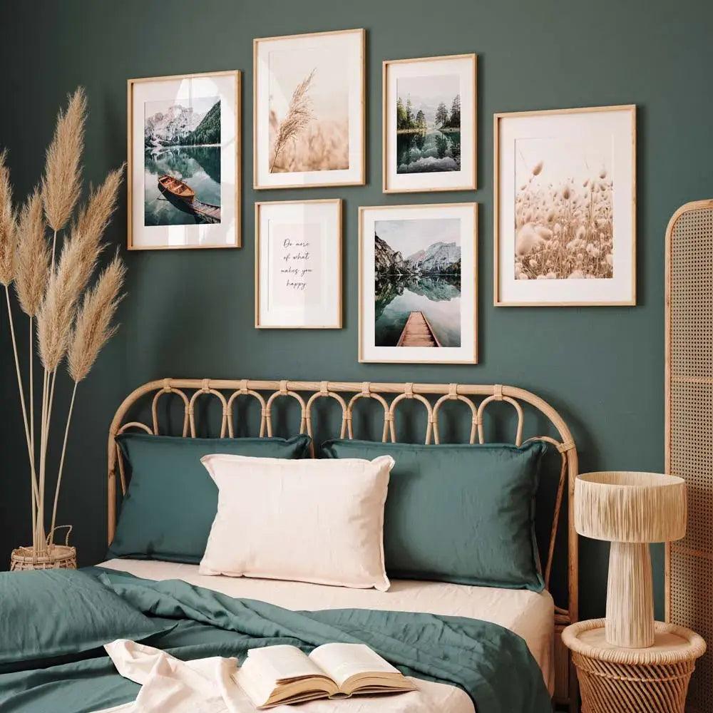 Juego de 6 láminas decorativas con fotografías montañas, hierbas y la frase motivadora "Haz más de lo que te hace feliz"