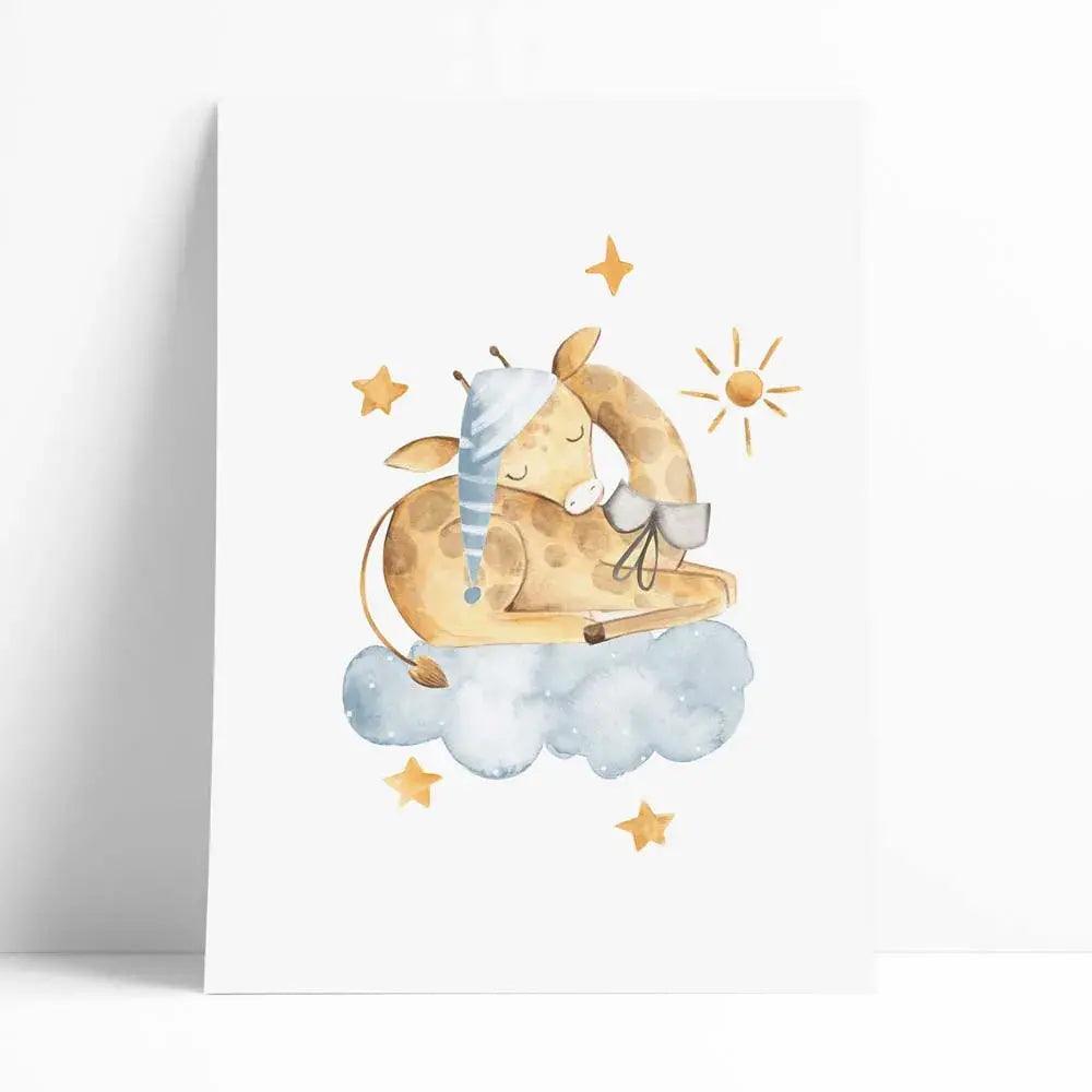 Lámina decorativa infantil en aquarelas de una girafa durmiendo en una nube azul.