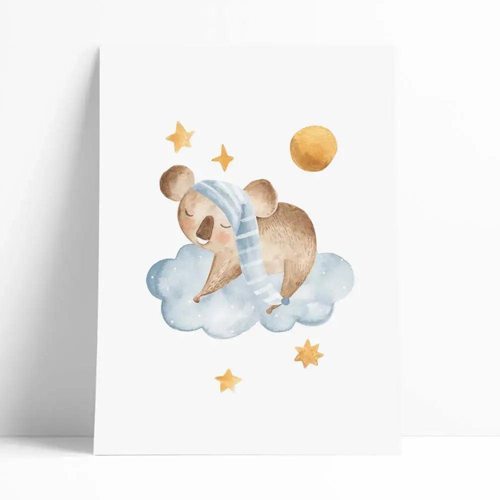 Lámina decorativa infantil en aquarelas de un oso durmiendo en una nube azul.