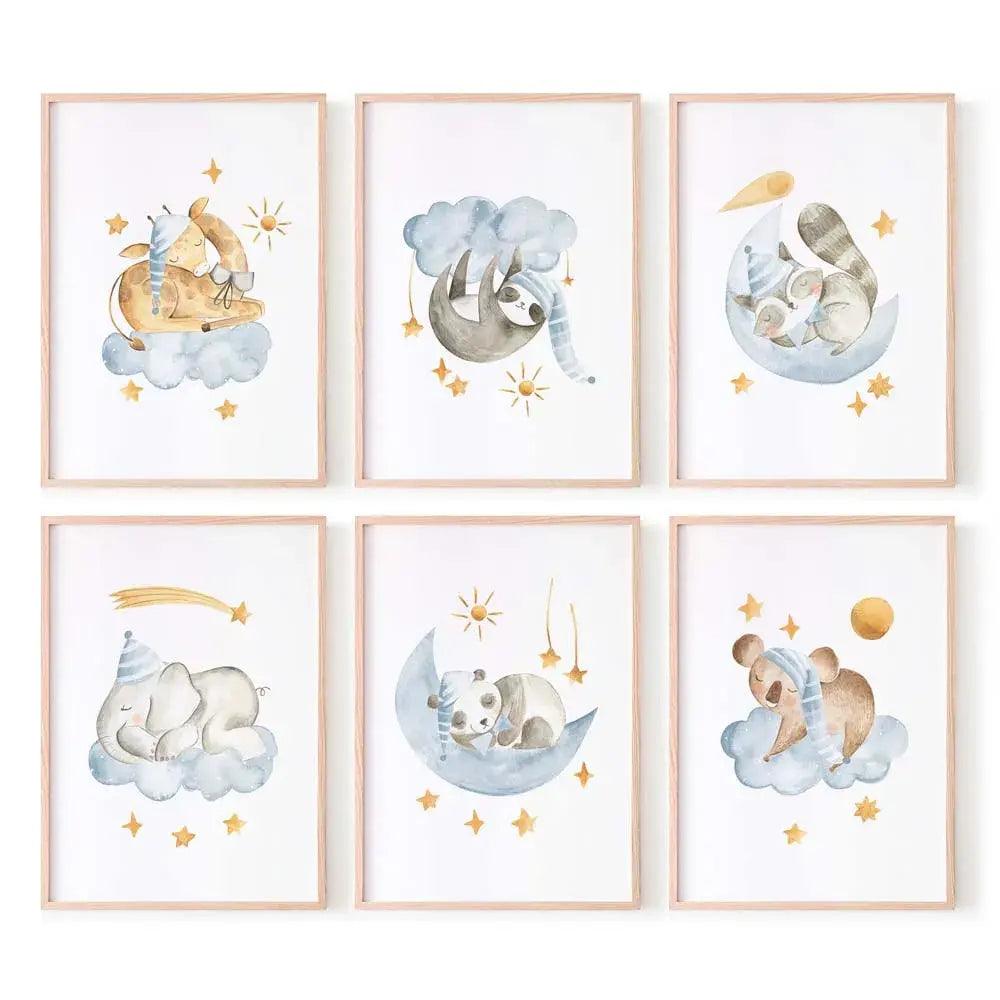 Juego de 6 láminas decorativas infantiles con dibujos en acuarelas de animales durmiendo en nubes y lunas azules