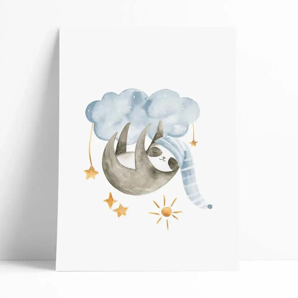 Lámina decorativa infantil en aquarelas de un koala durmiendo en una nube azul.