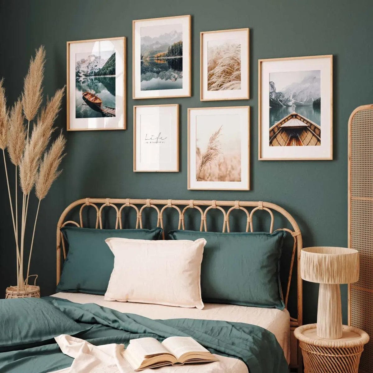 Conjunto de 6 láminas decorativas encima de una cama con imagenes de bosque, montaña y pampas