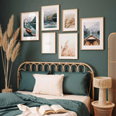Conjunto de 6 láminas decorativas encima de una cama con imagenes de bosque, montaña y pampas