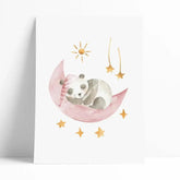 Lámina decorativa infantil con aquarelas de un koala durmiendo en una nube rosa
