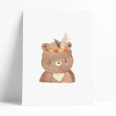 Lámina decorativa infantil con oso en aquarela y una cinta en la cabeza