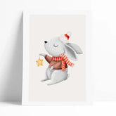 Lámina decorativa infantil en aquarelas con conejo vestido con ropa de navidad